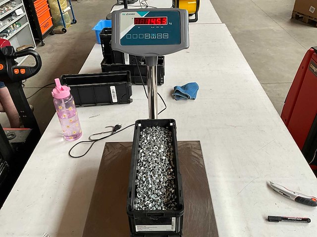 Würth 14.53kg zelfborgende zeskantmoer m8 in stapelbare bak - afbeelding 6 van  6