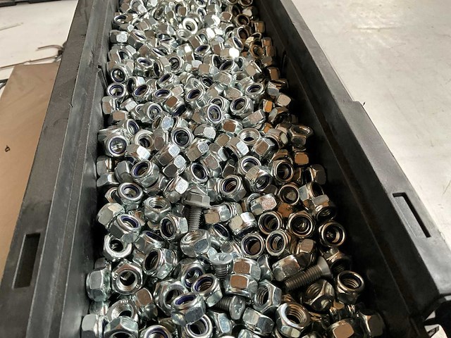 Würth 14.53kg zelfborgende zeskantmoer m8 in stapelbare bak - afbeelding 3 van  6