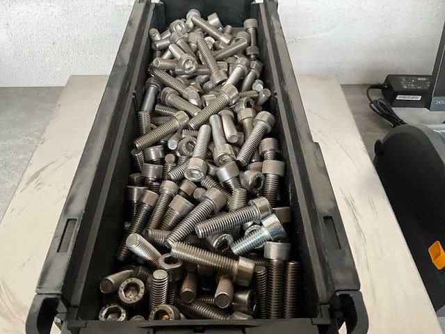 Würth 14.61 kg cilinderschroef m10x40 in stapelbare bak - afbeelding 2 van  4