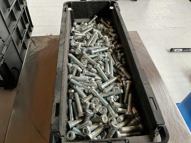 Würth 14.80kg bzk bout m8x35 in stapelbare bak - afbeelding 3 van  6