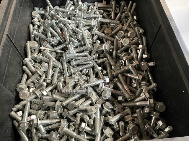 Würth 14.91 kg zeskant tapbout met flens m8x45 in stapelbare bak - afbeelding 3 van  6