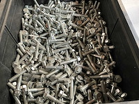Würth 14.91 kg zeskant tapbout met flens m8x45 in stapelbare bak - afbeelding 3 van  6