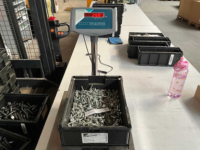 Würth 14.91 kg zeskant tapbout met flens m8x45 in stapelbare bak - afbeelding 4 van  6
