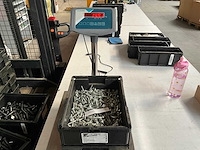 Würth 14.91 kg zeskant tapbout met flens m8x45 in stapelbare bak - afbeelding 4 van  6