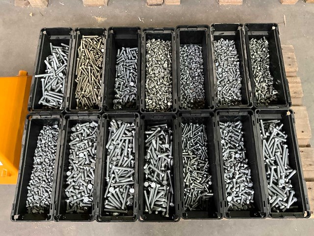 Würth 151 kg assorti bouten in stapelbare bak - afbeelding 1 van  13