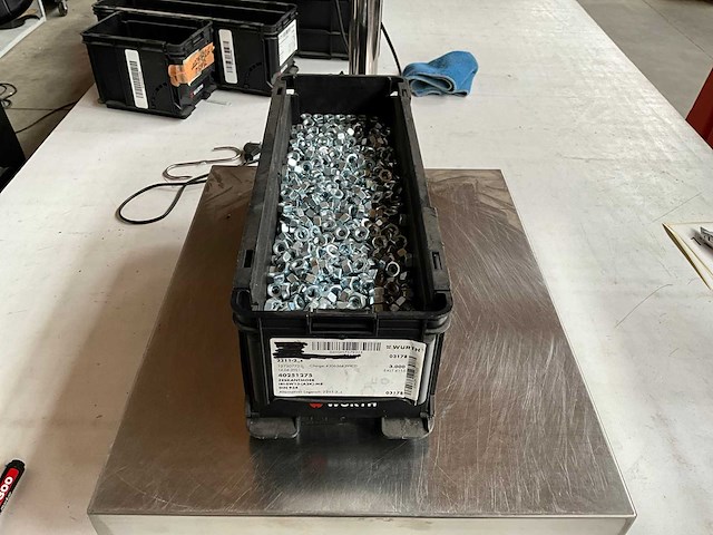 Würth 15.22kg zeskantmoer m8 in stapelbare bak - afbeelding 1 van  6