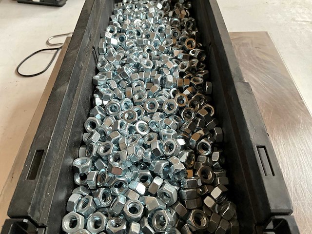 Würth 15.22kg zeskantmoer m8 in stapelbare bak - afbeelding 3 van  6