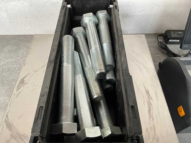 Würth 15.57 kg zeskant tapbout m27x180 in stapelbare bak - afbeelding 2 van  3