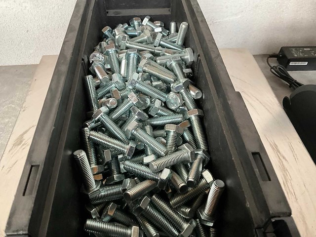 Würth 15.83 kg zeskant tapbout m10x35 in stapelbare bak - afbeelding 3 van  5