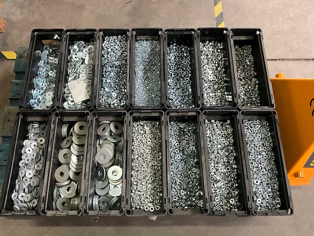 Würth 172.5 kg assorti moeren en ringen in stapelbare bak - afbeelding 1 van  13