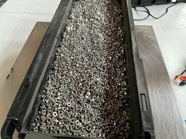 Würth 17.44kg zeskantmoer m3 in stapelbare bak - afbeelding 1 van  2