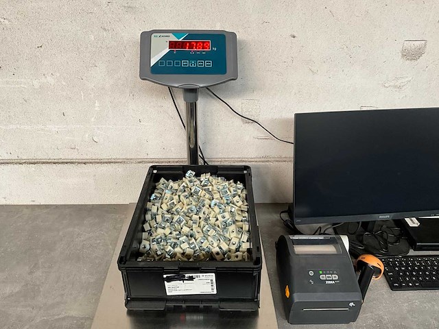 Würth 17.89 kg catch nut 16x11,8/29x12,7 in stapelbare bak - afbeelding 2 van  6