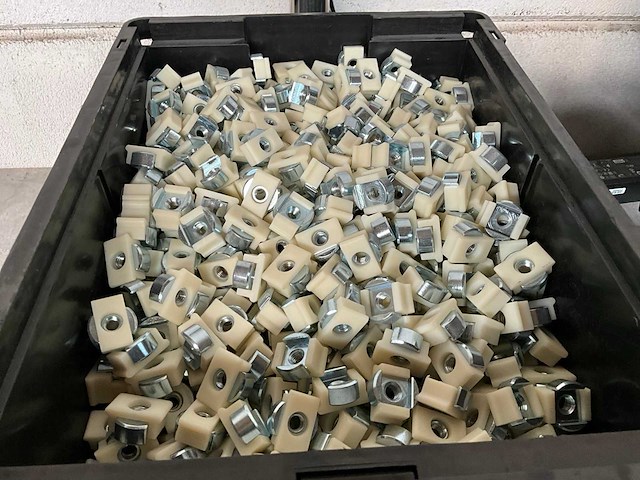 Würth 17.89 kg catch nut 16x11,8/29x12,7 in stapelbare bak - afbeelding 3 van  6