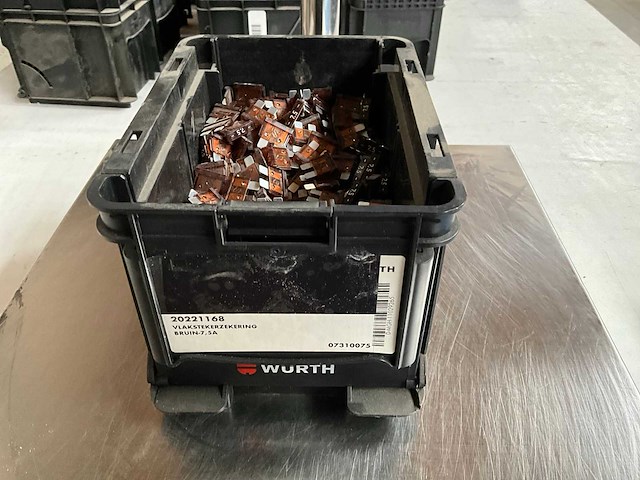Würth 1,81kg vlakstekkerzekering bruin 7,5a in stapelbare bak - afbeelding 1 van  6