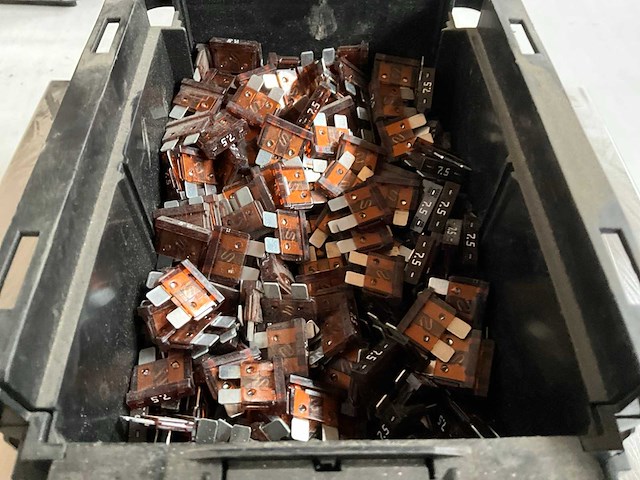 Würth 1,81kg vlakstekkerzekering bruin 7,5a in stapelbare bak - afbeelding 3 van  6