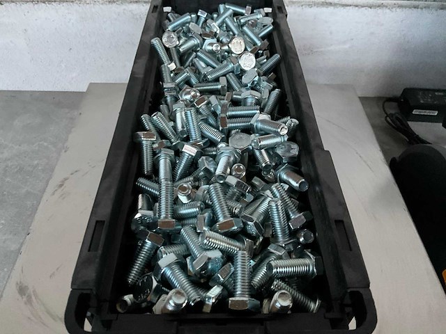 Würth 18.95 kg zeskant tapbout m10x25 in stapelbare bak - afbeelding 3 van  5