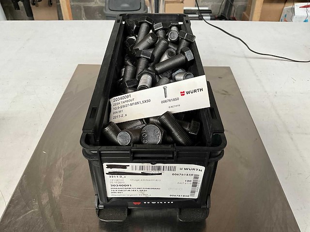 Würth 20.12kg zeskanttapbout met fijne draad m18 x 1,5 x 50 in stapelbare bak - afbeelding 1 van  6