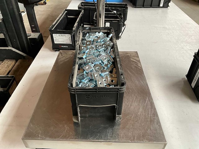 Würth 20.31kg profiel, glijmoeren en glijvlak m8 25x20x8 nzg in stapelbare bak - afbeelding 1 van  7