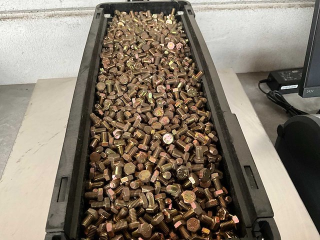 Würth 20.71 kg zeskant tapbout m6x10 in stapelbare bak - afbeelding 3 van  4