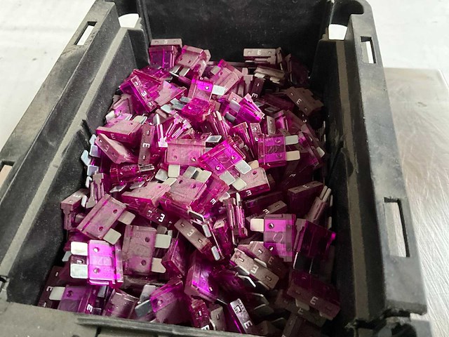 Würth 2.21kg vlakstekkerzekering paars 3a in stapelbare bak - afbeelding 3 van  6
