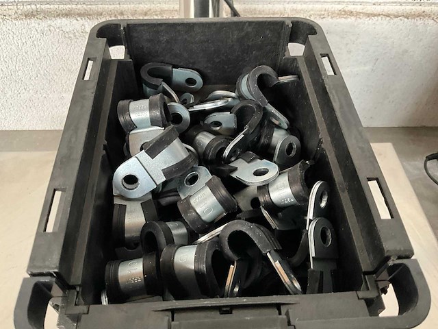 Würth 2.24 kg buis- en bevestigingsklem zwart b20mm-d10mm in stapelbare bak - afbeelding 3 van  6