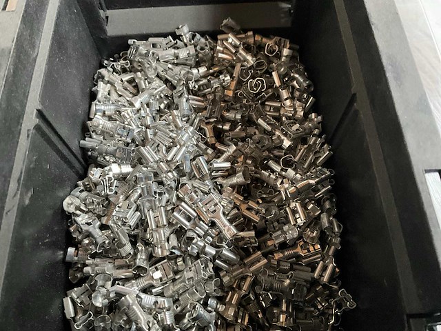 Würth 2.26kg vlakstekkerhuls 6,3x0,8 in stapelbare bak - afbeelding 3 van  6