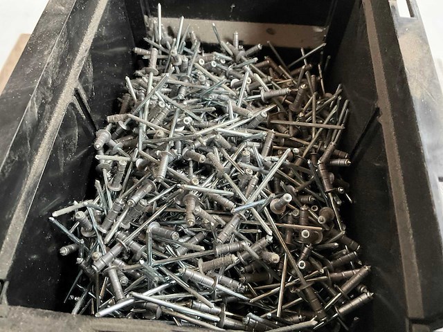 Würth 2.28kg blindklinknagel platbolkop alu 4,0-8,0/3,2x11 in stapelbare bak - afbeelding 3 van  6