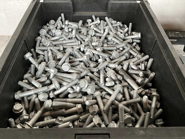 Würth 23.22 kg zeskantbout met flens m8x50 in stapelbare bak - afbeelding 2 van  3