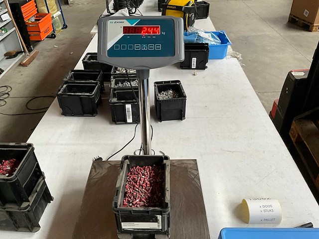 Würth 2.44kg vlakstekkerhuls rood 2,8x0,5mm in stapelbare bak - afbeelding 4 van  6