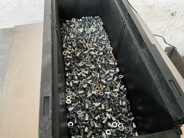 Würth 2.45 kg blindklinkmoer platbolkop 5,9 x 11 0-m4 in stapelbare bak - afbeelding 3 van  5