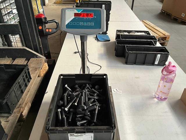 Würth 25.12kg zeskantbout met fijne draad m16 x 1,5 x 80 in stapelbare bak - afbeelding 3 van  6