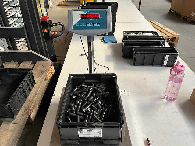 Würth 25.44kg zeskantbout met fijne draad m16 x 1,5 x 80 in stapelbare bak - afbeelding 3 van  6
