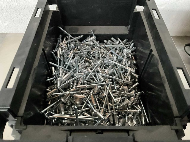 Würth 2.76 kg blindklinknagel alu 5,0-6,5 4x10 in stapelbare bak - afbeelding 1 van  3