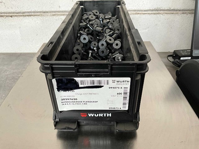 Würth 2.88 kg neopreen blindklinkmoer platbolkop m6 in stapelbare bak - afbeelding 1 van  4