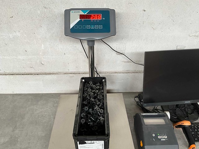 Würth 2.88 kg neopreen blindklinkmoer platbolkop m6 in stapelbare bak - afbeelding 2 van  4