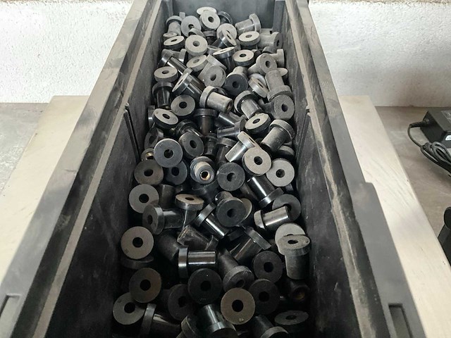 Würth 2.88 kg neopreen blindklinkmoer platbolkop m6 in stapelbare bak - afbeelding 3 van  4