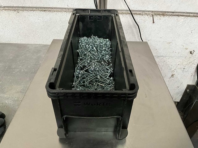 Würth 2.92 kg assorti schroeven en zelfborende zeskant schroeven in stapelbare bak - afbeelding 1 van  7