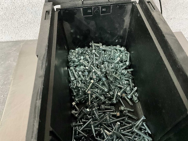 Würth 2.92 kg assorti schroeven en zelfborende zeskant schroeven in stapelbare bak - afbeelding 4 van  7