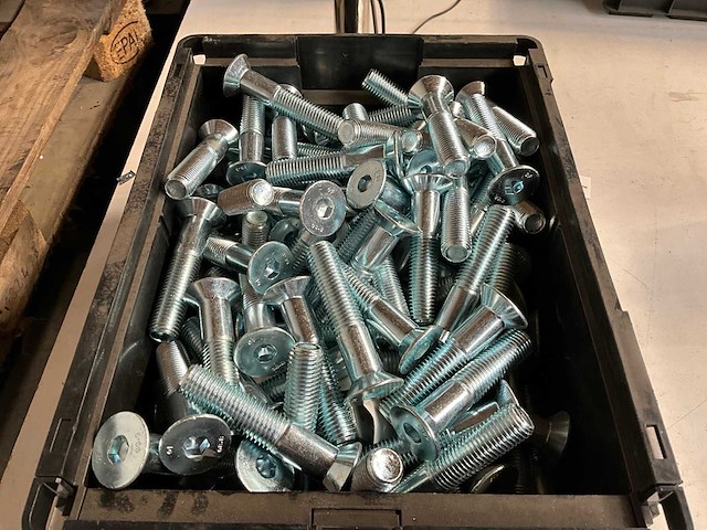 Würth 30.15kg bzk bout m20x100 in stapelbare bak - afbeelding 1 van  3