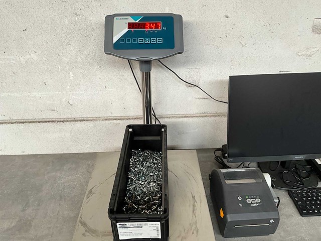 Würth 3.47 kg blindklinkmoer platbolkop 16x8,9-m6 in stapelbare bak - afbeelding 1 van  3