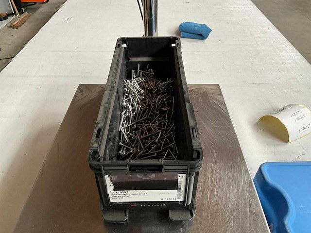 Würth 3.68kg plaatschroef cilinderkop 4,8x45 in stapelbare bak - afbeelding 1 van  6