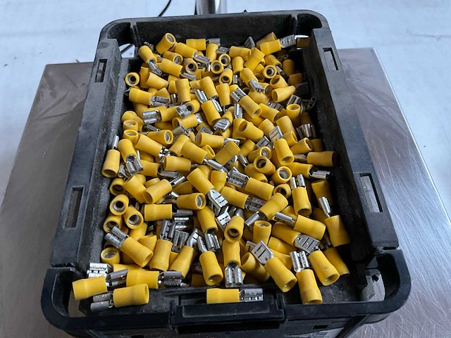 Würth 3.85kg vlakstekkerhuls geel 6,3x0,8mm in stapelbare bak - afbeelding 5 van  5