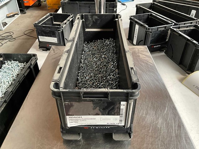 Würth 4.01kg verzonken plaatschroef 3,5x13 in stapelbare bak - afbeelding 1 van  6