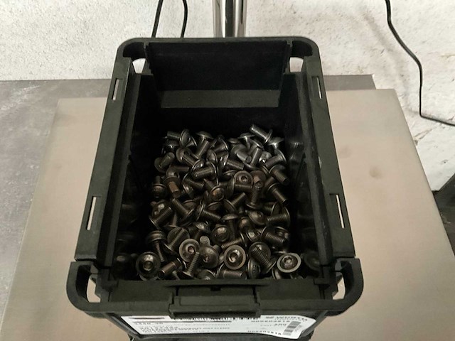 Würth 4.11 kg lage bolkopschroef met flens m8 x 16 in stapelbare bak - afbeelding 2 van  5