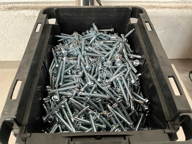 Würth 4.29 kg boorschroef zeskantkop met flens 3,9x32 in stapelbare bak - afbeelding 3 van  5