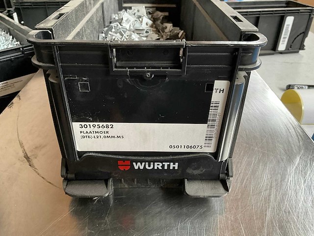 Würth 4.44kg plaatmoer l21,0mm-m5 in stapelbare bak - afbeelding 1 van  2