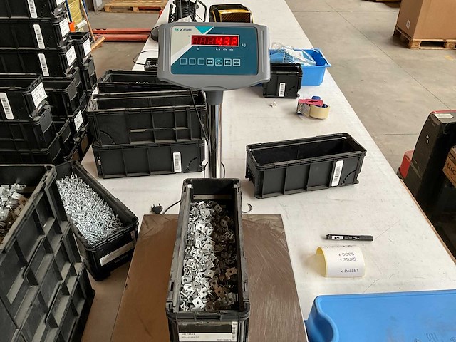 Würth 4.44kg plaatmoer l21,0mm-m5 in stapelbare bak - afbeelding 4 van  7