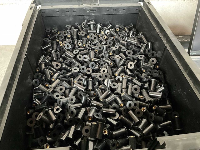 Würth 4.69 kg neopreen blindklinkmoer 9,6x21,5-m5 in stapelbare bak - afbeelding 2 van  4