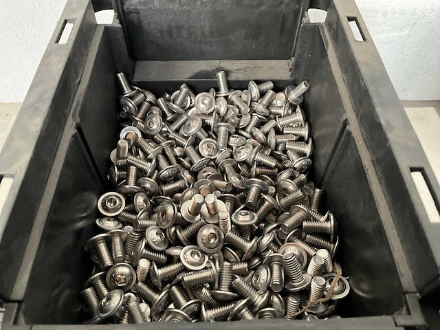 Würth 4.79 kg lage bolkop schroef met flens m6x12 in stapelbare bak - afbeelding 2 van  3