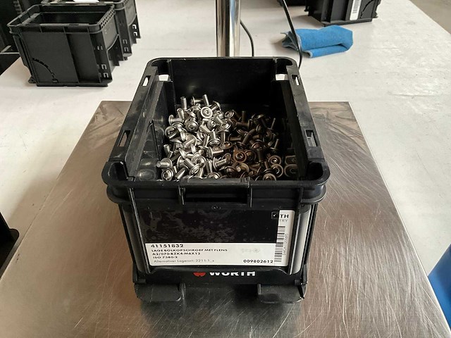 Würth 4.96kg lage bolkopschroef met flens m6x12 in stapelbare bak - afbeelding 6 van  6